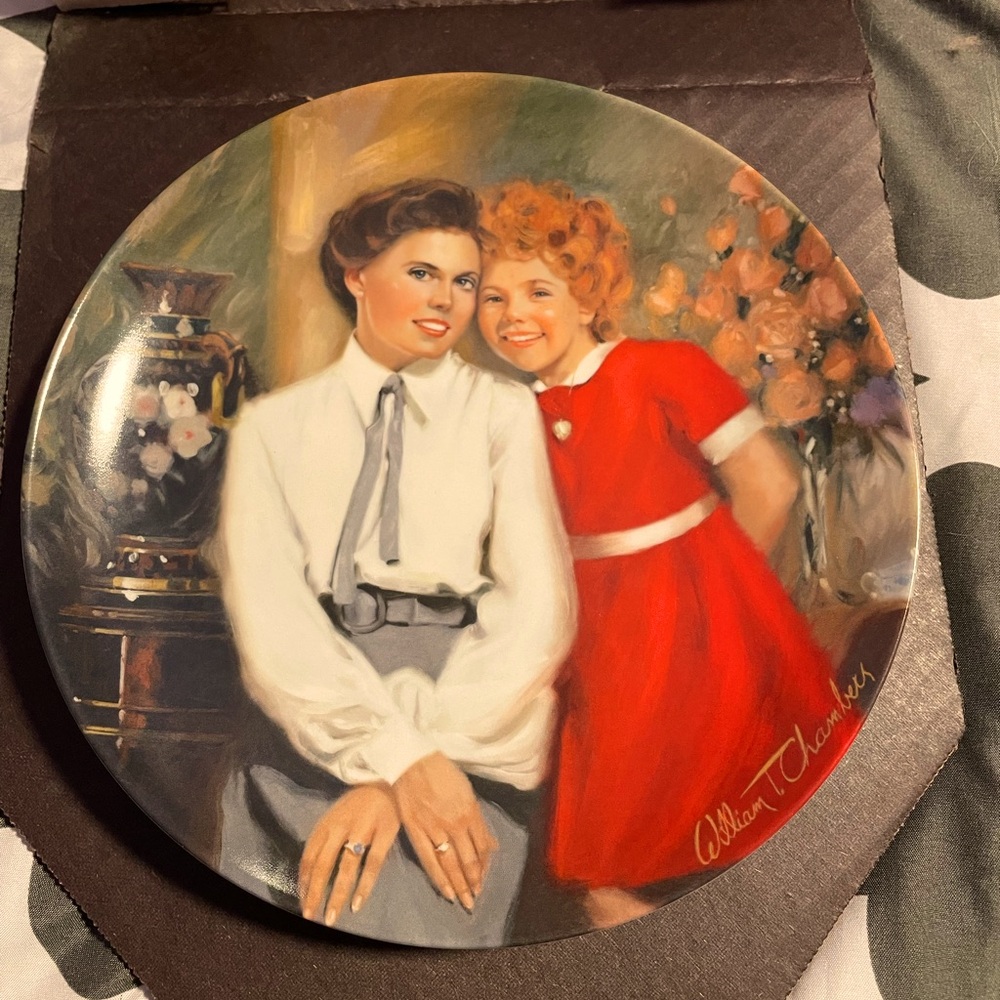 Collectors plate from the original Annie movie.
